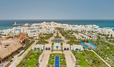 Hilton Salwa Beach Resort Honored with Tarsheed Conserving Building Award